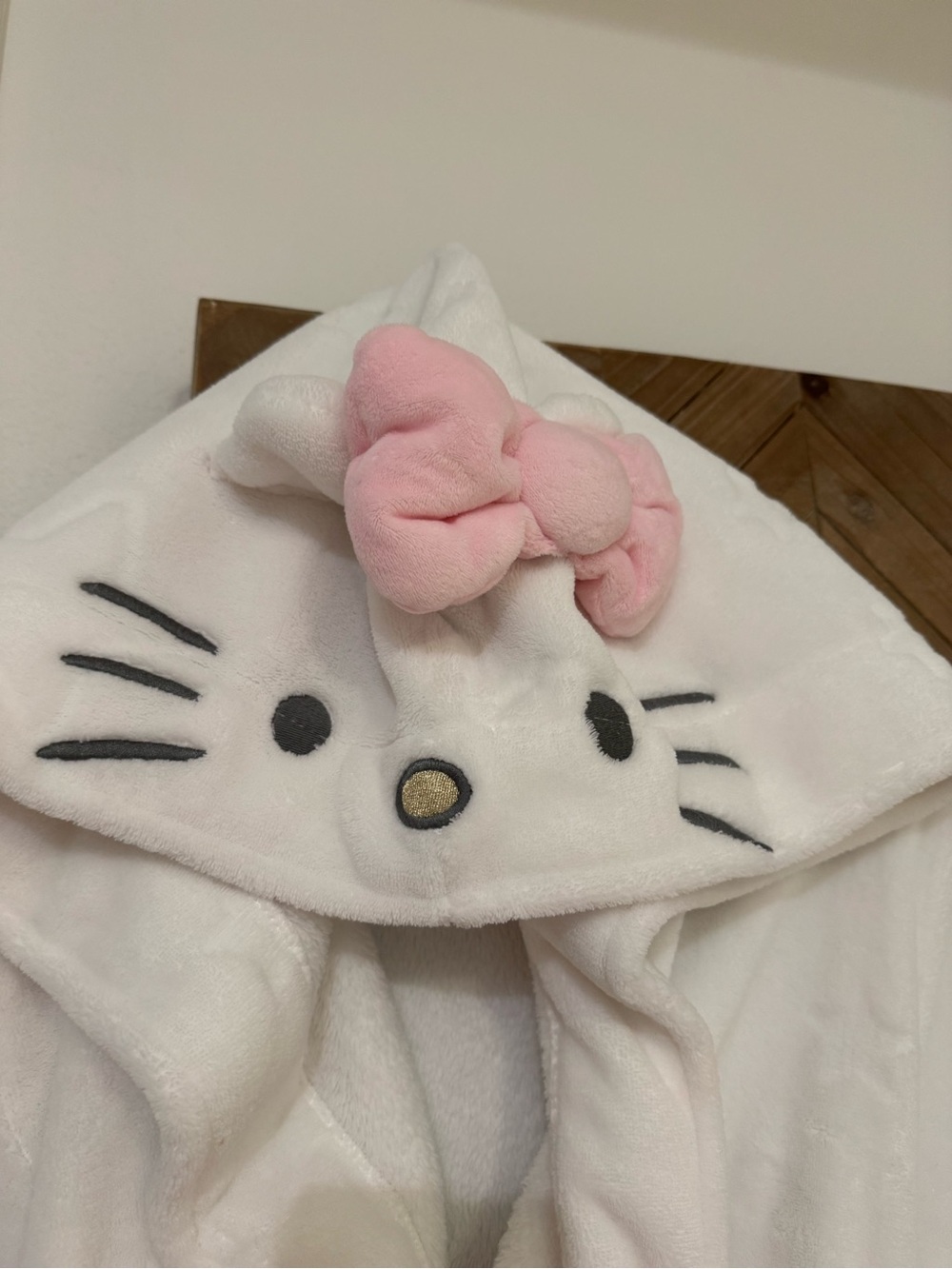 Pottery Barn Teen Hello Kitty Hooded Fleece Robe. - Picture 5 of 6